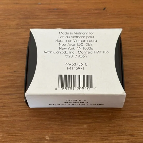 Avon 2017 Silver Oval Photo Locket Rhinestone Flower NIB Rope Chain Keepsake - Picture 11 of 11